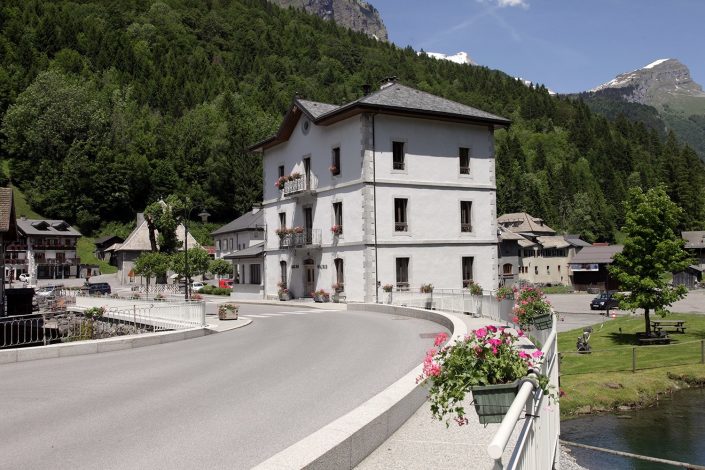 ​ La Mairie & La place du Tilleul